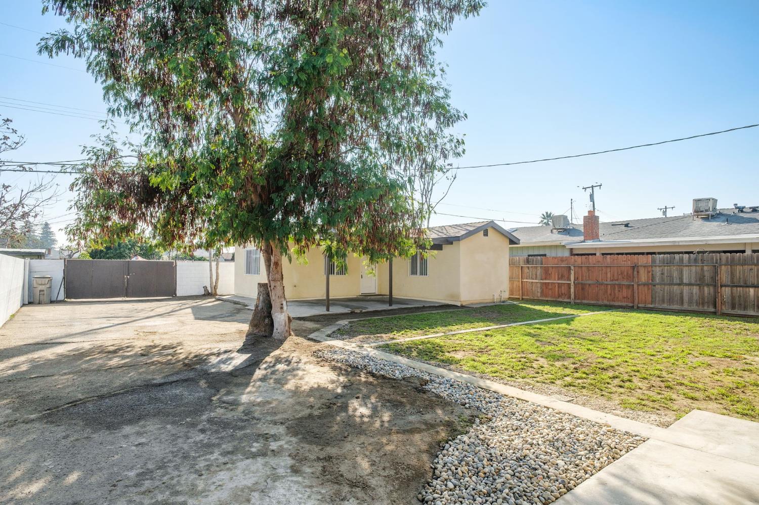 3316 E Clinton Ave, Fresno, CA 93703
