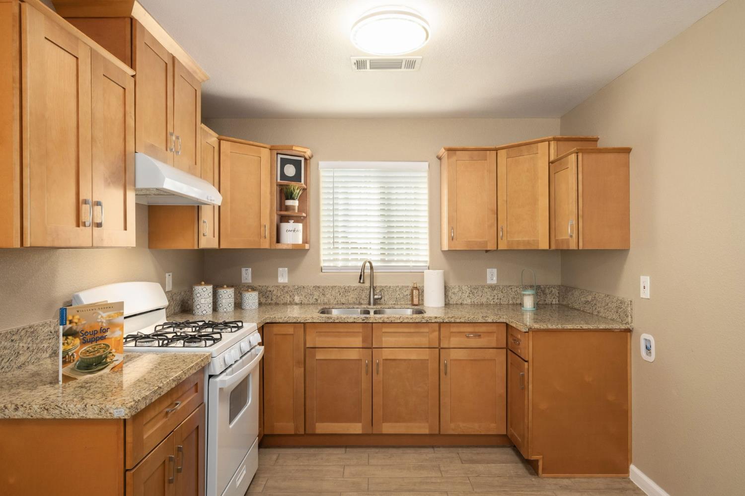 3316 E Clinton Ave, Fresno, CA 93703