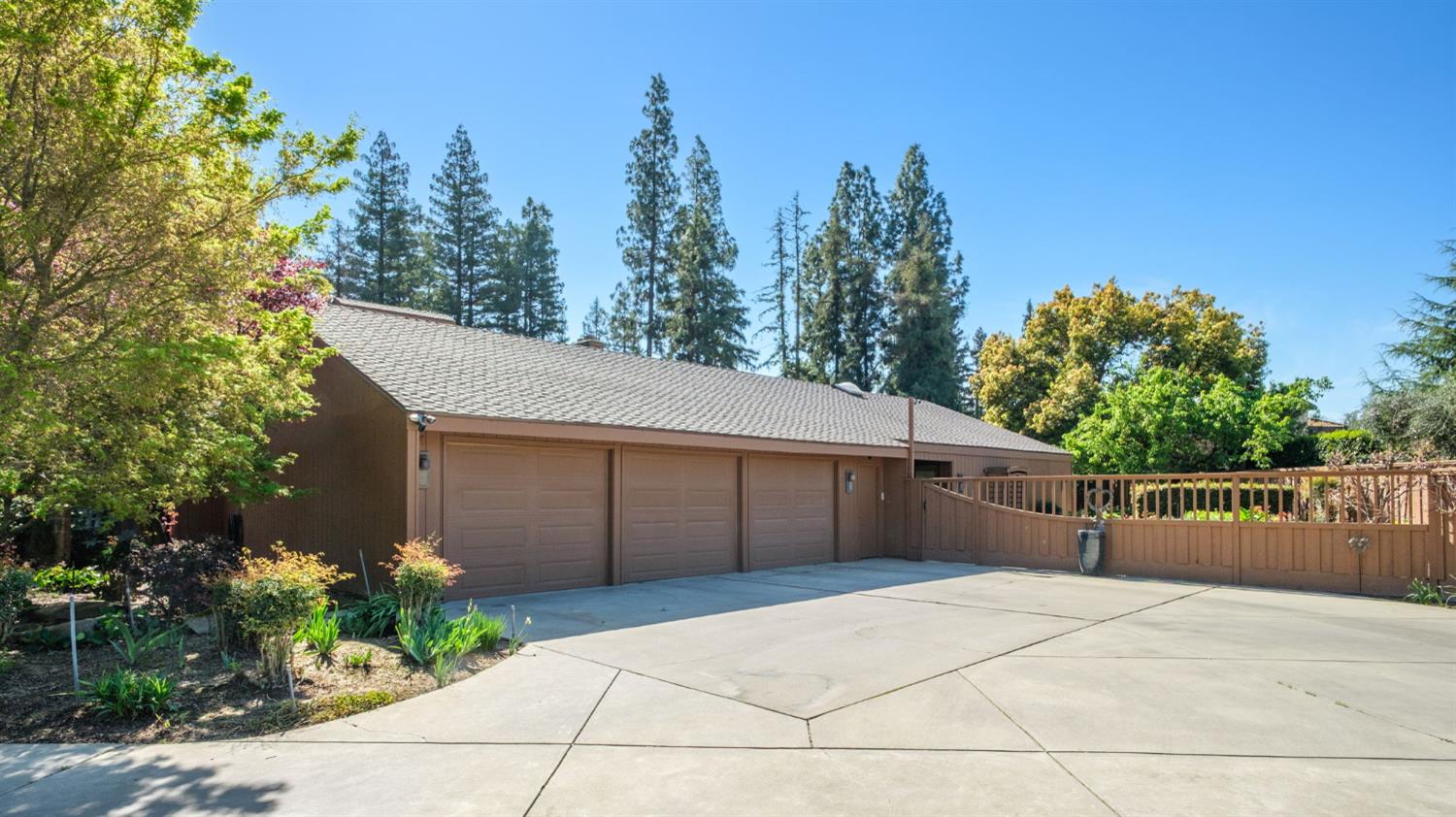 2273 W Dovewood Ln, Fresno, CA 93711